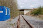 Gleise und Weichen Was hier aussieht wie eine Rektivierung der Bahnstrecke Rheydt nach Krefeld, ist nichts anderes als eine Baustellenzufahrt f�r Umbauarbeiten am Autobahnkreuz Neersen.Kurz hinter der Br�cke verschwinden die Schienen im Nirvana der Baumreihen, die den Bahndamm mitlerweile besiedeln.Vor einigen Jahren war diese Ansicht die �stliche Bahnhofsausfahrt vom Bahnhof Neuwerk/Neersen und die Rheinische Eisenbahn verzweigte sich hier nach Krefeld und Neuss. Vielleicht in nicht all zu weiter Ferne wird die Strecke von Mettmann her �ber Kaarst weiter nach Viersen wieder reaktiviert? Diese Strecke ist seit 1982 still gelegt. Foto 13.4.2008