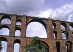 Goltzschtalbrucke Impressionen von der G�ltzschtalbr�cke. Die beiden signifikanten riesigen Mittelb�gen. Diese Bilder werden so erstmal nicht mehr m�glich sein, da die weltgr��te Ziegelbr�cke einger�stet ist. Sommer 2008.