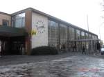 goppingen der Bahnhof G�ppingen; in den 60er wurde der alte, von heute aus gesehen vielleicht sch�nere, Bahnhof in seine jetzige Form modernisiert (Bild vom Feb. 2010)