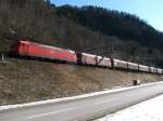 Gotthard-Sudrampe Dank einer Notbremsung und einem schnellen H�ndchen entstanden: BR 185 117 und-142 mit GZ bei Lavorgo am 13.02.2010