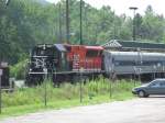 GP38 18.7.2010 Harlem-Valley Wingdale, Richtung Wassaic aus NYC Grand Central Terminal kommend. Typ der Lok: 2008 gebaute Brookville BL20-GH. Ganz h�bsch.
