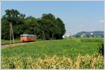 graz-koflacher-bahn-und-busbetrieb-gmbh-gkb VT 10.02 + VB 10.12 bei der R�ckfahrt von Bad Radkersburg nach Graz als R 19682 in Weitersfeld an der Mur mit Blick auf Mureck am 11.7.2010 aufgenommen.