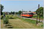 graz-koflacher-bahn-und-busbetrieb-gmbh-gkb Im Normalfall st�rt ja eine fremde Person am Bild, hier finde ich sie aber ganz witzig. VT 10.02 + VB 10.12 als R 19679 von Graz nach Bad Radkersburg anl�sslich der Feierlichkeiten 125 Jahre Radkersburger Bahn am 11.7.2010 kurz nach Purkla.