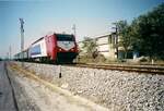 Diesel-elektrische Lok der Baureihe A479 (ADtranz) der OSE (Griechische Staatsbahn) mit der älterer Bezeichnung vor dem Bahnhof Katerini, 2002. Diese Loks hat von OSE in 1997 von ADtranz in Deutschland gekauft worden und haben einen Motor des Typs DE2000 gleich mit den dieseltriebzügen der Baureihe AEG-LEW A520. Sie könnten mit Stromabnehmern elektrisch werden, aber OSE hat es nicht getan, wie in FS und PKP.