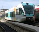 Stadler GTW 2/6 4409 steht hingegen noch unversehrt im Bahnhof von Pirgos. (30.10.2006)