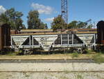 Schottersilowagen, der Gattung Flls (/Σ1 auf griechischer Bezeichnung) in Agios Ioannis Rentis Depot, Pireas, 02.10.2013. Die Griecher respektieren nicht die Züge, deshalb haben die Wagen Graffiti.