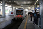 Ein Mehrsystem U-Bahn Zug fährt hier am 6.3.2020 in den Airport Bahnhof Athen ein. Dieser Zug verkehrt im oberirdischen Bereich mit Stromabnehmer und bügelt bei Erreichen der Untergrundstrecke in Richtung Stadtmitte auf der Metro Linie 2 ab und fährt dann mit Stromabnehmer auf der parallel laufenden Gleichstrom Schiene weiter.