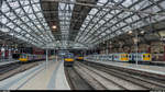 Blick in die nördliche Halle des Bahnhofs Liverpool Lime Street mit Northern-Zügen der Class 142, 319 und 150.