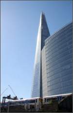 Der Zug nur eine Randerscheinung (zumindest im Bild) -

Der 310 Meter hohe Wolkenkratzer Shard steht direkt im Bereich des Bahnhofes London Bridge. Der Bereich im Geschäften und Restaurants hat direkten Zugang zur Wartehalle des Bahnhofes London Bridges. 

Die oberste Aussichtsplattformen liegen in ca. 230 Meter Höhe. Wenn die exorbitanten Eintrittspreise nicht abschrecken, können sie auch als Fotostandpunkte für die Bahnstrecken im nähren Umfeld dienen. Neben der Aussicht auf London natürlich.

30.06.2015 (M)