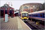 Der Dieseltriebwagen 165 010 der Chiltern Railways verlässt den Bahnhof London Marylebone. 
Der Bahnhof London Marylebone gehört zu den kleineren Endbahnhöfen in London. Zur Zeit als dieses Bild entstand sorgte die von hier aus operierende Chiltern Railways zumindest in der Schweiz für Gesprächstroff: Die SBB wollte hier die  Privatisierung  trainieren; doch das sogenannte England-Abenteuer wurde vorzeitig abgebrochen.

ein Analogbild vom 7. November 2000