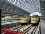 Die beiden Eurostarzüge 3012 und 3215 stehen in London St Pancras.