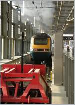 TGV (Train à Grand Vitesse) heißt auf englisch HST (Hight Speed Train) und ein solcher HST (Class 43) fährt hier rauchpustend in London St Pancras Richtung Sheffield aus.