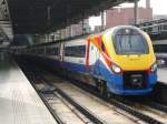 222 011 wartet in London St. Pancras auf Ausfahrt in Richtung Sheffield. Die Meridians (Class 222) hneln den Voyager- und Super Voyager-Zgen (Class 220/221), haben aber eine andere Inneneinrichtung. Beachtenswert ist auch die letzte Stelle der Fahrzeugnummer. 2009-09-20.