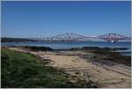 Unübersehbar die mächtige Forth Bridge, etwas schwieriger gestaltet sich das Finden des Zugs bei Dalmey.