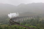 Am 19.08.2019 überfährt 45 212 mit  The Jacobite  bei strömendem Regen den Glenfinnan-Vidaukt.