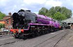 Ein Blickfang: Purpurrote Dampflok 'Queen Elizabeth 70 Jahre Thronjubiläum' im Bahnhof Bridgnorth. Das Foto wurde vom Bahnsteig aus aufgenommen. Bridgnorth, 13.5.2022