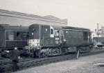 D8240 rangiert in Harwich und macht sich bereit, einen Gterzug aus der gerade angekommenen Fhre herauszuholen, 15.Juli 1964. Die Lok gehrt zur sehr kurzlebigen Serie D8200 (44 Loks) aus dem Jahr 1957. 