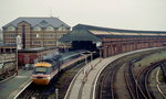 HST (High Speed Train) 43088 wartet im April 1992 im Bahnhof Holyhead auf Fahrgäste der Fähre aus Irland