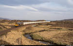Auf der West Highland Line gibt es auch regelmässigen Güterverkehr: Jeden zweiten Tag fährt der Alcan-Zug von North Blyth bei Newcastle zur Aluminiumhütte nach Fort William. <br>
Am Abend des 23. April 2019 hat GBRf 66733 gerade den Corrour Summit überwunden und befindet sich jetzt wieder auf der Talfahrt Richtung Loch Treig.