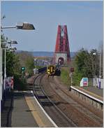 Zwei Scotrail Class 158 Triebzüge verlassen die Forth Bridge und erreichen Dalmeny.