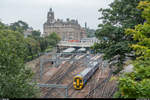 ScotRail 158 731 verlässt am 21. August 2017 den Bahnhof Edinburgh Waverley, benannt nach einer Romanfigur des schottischen Schriftstellers Walter Scott. Die Uhr des Balmoral Hotels, welches im Hintergrund zu sehen ist, geht seit 1902 immer 3 Minuten vor, damit die Leute ihren Zug nicht verpassen.