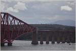 Ein ScotRail Class 170 auf der Forth Bridge kurz nach Dalmeny.