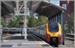 Ein Triebzug der Virgin Trains von Holyhead nach London Euston verlsst soeben Chester.