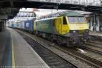 Ipswich,  Freightliner  E-Lok 90049 mit Containerzug von Felixstowe sdwrts den Bahnhof durchfahrend, 18.10.2012