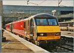 Die 90 002 steht abfahrtbereit mit eine Schnellzug nach Birmingham in Euston.