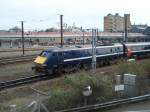 91105 ist mit ihrem Intercity am 01.04.09 auf dem Weg von London nach Glasgow und verlsst soeben den Bahnhof York in Richtung Norden.