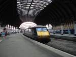 Am 01.04.09 wartet eine Class 91 darauf, ihren Intercity in Richtung London Kings Cross aus dem Bahnhof von York hinauszuschieben.