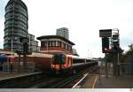 Woking Station wird gerade von dem Triebzug 444 022 der  South West Trains  durchfahren.