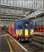 Der South West Trains 455 911 nach Woking steht in London Waterloo zur Abfahrt bereit. 
14. April 2008