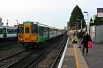 455 831 (Southern Rail) war am Morgen 27.09.13 auf dem Weg zur London Brigde. Hier ist der Zug bei der Durchfahrt der Station Forest Hill, einem Vorort von London, zu sehen.