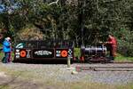 Die BEE mit Wagen 2 in Mine Yard Stn. (Cronk y Chuil) am 29.04.2018. Hier befindet sich heute das Ende der nur 400m langen Strecke, auch früher war der oberirdische Bereich nicht länger, er diente nur zur Erzabfuhr aus dem Stollen zur Erzwäsche (in allen Dokumentationen washing floors <dt. Waschboden> genannt), bei der Stn. Valley Gardens. 