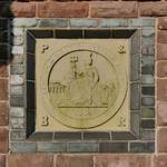 Emblem der London & North-Western Railway am Stationsgebäude der Pontipool & Blaenavon Railway in Furnace Sidings, Wales, 14.9.2016 