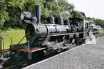 Dampflok #2 der Brecon Mountain Railway hat nach dem Wasser fassen wieder an den Zug angekuppelt.