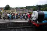 Bhf. Llangollen-Wales. Thomas, die kleine blaue Lok, die wohl jedes Kind in Grobritannien kennt, wir jetzt auch, freut sich ber soviel Aufmerksamkeit. 12.8.2011