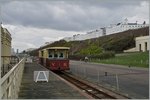 Black Rock Station. Bald fährt der Zug Richtung Brigthon ab. Mit 110 Volt gespiesen ist die Volks Railway die älteste in Betrieb stehende elektrische Eisenbahn in Großbritannien. Die Spurweite misst 82 cm und die Streckenlänge beträgt rund 2 Kilometer. Brighton, den 24. April 2016