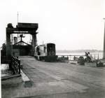 Die D8240 begibt sich auf das Fhrschiff, um einen Gterzug aus dem belgischen Zeebrugge aus ihm herauszuholen. Harwich, 15.Juli 1964. 