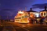 Blackpool Tw 736 startet eine abendliche Rundfahrt während der Illuminations, North Promenade, 07.09.2010.