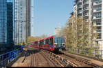 Ein Zug der DLR mit führendem Fahrzeug 112 am 20. April 2019 zwischen Heron Quays und South Quay.