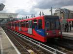 Die fhrerstandslose DLR-Bahn nach Tower Gateway fhrt ein in die Station Poplar.