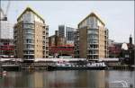 Mit der Bahn durch die Stadt -

Ein Stadtbahnzug der Londoner Dockland Light Railway passiert neue Wohnbauten nahe der Station Limehouse.

Der Streckenabschnitt wurde 1987 eröffnet und gehört damit zu den ersten Strecken der DLR. Genutzt wird hier ein 1839 erbaute Viaduktstrecke der London & Blackwell Railway, deren Züge zunächst von Kabeln gezogen wurde.

Anfangs waren die Bahnsteige der DLR nur 30 Meter lange und es konnten nur Einzelwagen verkehren. Die Verbindung Bank - Lewisham fährt inzwischen mit Dreiwagenzüge, die weiteren Strecken in Doppeltraktion.

29.06.2015 (M)