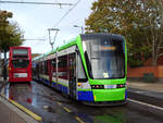 London Tramlink nach Elmers End kurz nach der Haltestelle West Croydon, 12.10.2018.