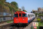 Tw.3554 der Type  1972 Mk II Stock  der Bakerloo Line bei der Einfahrt in die Station Kensal Green.