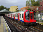 Ein Zug der District Line steht im Bahnhof Ealing Broadway Richtung Upminster, 12.10.2018.