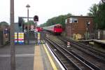 London, Underground-Station Rayners Lane - Zwei A Stock Zge der Metropolitan Line rahmen einen 1973 stock train der Piccadilly Line ein.