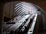 Canary Wharf Station, 17.3.010. Durch den deutlichen Kontrast zwischen lichtdurchflutet dank enormen Glasflächen und Underground-typischer Düsternis ist die relativ neue Station - meiner unwissenden Meinung nach - architektonisch durchaus wertvoll!