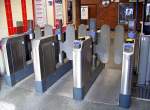 Jede U-Bahn-Station ist mit solchen vollautomatischen Bahnsteigsperren ausgestattet.